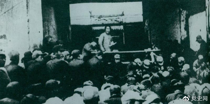 1935年12月27日，毛澤東在陜北瓦窯堡黨的活動(dòng)分子會(huì )議上作《論反對日本帝國主義的策略》報告。